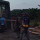 Satgas TMMD Reguler Ke-129 Tetap Semangat Turunkan Material Papan Mal hingga Larut Malam