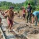 Pengadukan Semen Manual, Satgas TMMD Reguler Ke-129 Jaga Kualitas Rabat Beton