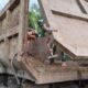 Satgas TMMD Reguler ke-129 Turunkan Material Pasir Secara Manual untuk Percepat Pembangunan