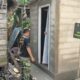 Satgas TMMD Ke-129 Rampungkan Pemasangan Pintu MCK RTLH Demi Kenyamanan Warga