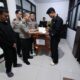 Tim DVI Polda Jatim Serahkan Dua Jenazah Korban KM Mutiara Sentosa II kepada Keluarga
