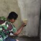 Satgas TMMD Reguler Ke-129 Percepat Pengecatan RTLH Milik Warga di Desa Tempapan Hulu