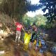 Bersama Warga Kelurahan Pelaihari, Kopda Wahyu Jatmiko Babinsa Koramil 1009-02/Pelaihari Bersih-bersih Sungai