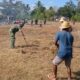 Babinsa Koramil 1009-04/Takisung Gotong Royong Bersihkan Lapangan, Persiapan HUT RI ke-81