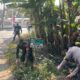 Babinsa dan Warga Banua Jingah Gotong Royong Bersihkan Lingkungan