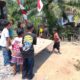 Anak-Anak Tempapan Hulu Semangat Bantu Satgas Angkat Pintu RTLH Buk Nining