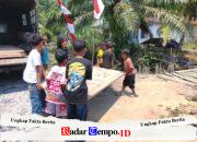 Semangat Anak-Anak Bantu Angkat Pintu RTLH Milik Buk Nining
