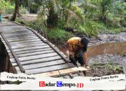 Satgas TMMD Isi Waktu Luang, Pasang Papan Jembatan Warga yang Rusak