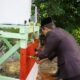Ka Kesbangpol Sambas Dampingi Danrem Tinjau Kualitas Air Sumur Bor Program TMMD Reguler ke-129