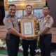 Wakapolresta Sumenep Terima Penghargaan, Polresta Sumenep Raih Predikat Pelayanan Prima Kategori A