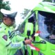 Ratusan Bendera Merah Putih Dibagikan Polres Gresik, Senyum Pengendara Warnai Simpang Empat Sentolang