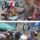 Tumbuhkan Nasionalisme dan Tertib Berkendara, Satlantas Polres Sampang Bagikan Bendera Merah Putih di Simpang Empat Monumen