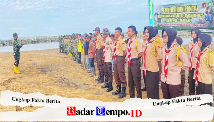 Sambut HUT TNI Ke-81 Personel Kodim 1009/Tanah Laut Ajak Warga Lestarikan Lingkungan Bersihkan Pantai