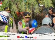 Kapolrestabes Surabaya Bagikan Helm kepada Pengendara Tertib di Jalur Kanalisasi