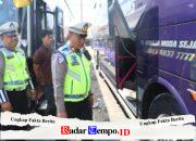 Cegah Kecelakaan, Polres Pelabuhan Tanjung Perak Gelar Ramp Check Bus Peziarah di Sunan Ampel