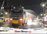 Brimob Polda Metro Jaya Semprot Jalan dan Bagikan Masker Antisipasi Abu Vulkanik Anak Krakatau