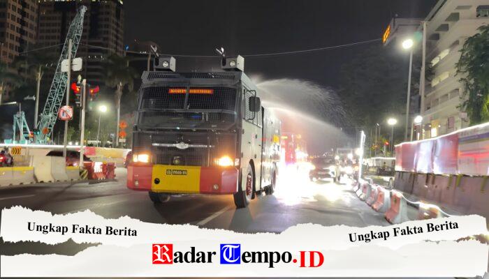 Brimob Polda Metro Jaya Semprot Jalan dan Bagikan Masker Antisipasi Abu Vulkanik Anak Krakatau