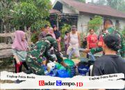 Atasi Krisis Air Bersih di Musim Kemarau, Koramil 03/Tebas Bagikan Air Bersih kepada Warga Sungai Kelambu
