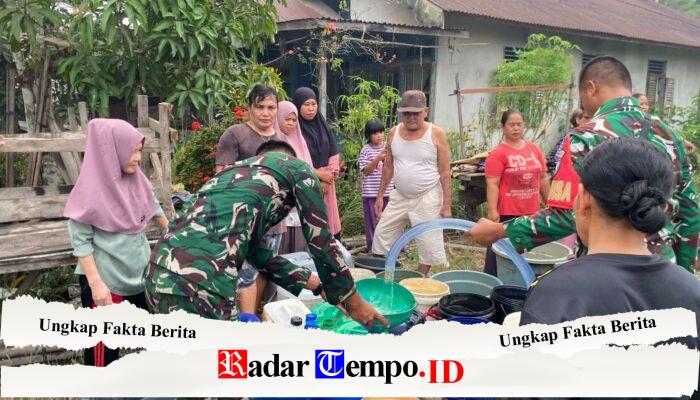 Atasi Krisis Air Bersih di Musim Kemarau, Koramil 03/Tebas Bagikan Air Bersih kepada Warga Sungai Kelambu