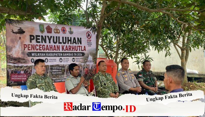 Gencarkan Penyuluhan Kepada Petani, Tim Penyuluh Mabes TNI Gelar Penyuluhan Karhutla di Perkebunan Warga Selakau