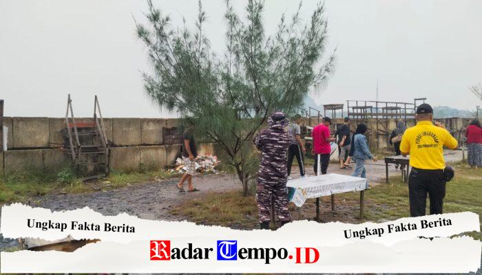 Jelang HUT TNI, Koramil 05/Pemangkat Bersinergi Bersama Polri dan Masyarakat Bersihkan Pesisir Pantai Sinam