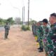 Awali Kegiatan dengan Apel Pengecekan, Peltu Teguh Sampaikan Penekanan kepada Personel Kodim 1009/Tanah Laut di Lokasi TMMD