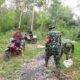 Perlancar Aktivitas Masyarakat, Anggota Koramil 07/Teluk Keramat Bersama Warga Timbun Jalan Usaha Tani