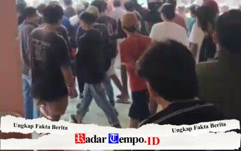 Pagi-pagi, suasana di sebuah rumah kos di Dusun Sidorukun, Desa Kertosono, Kecamatan Sidayu, Gresik, mendadak ramai.