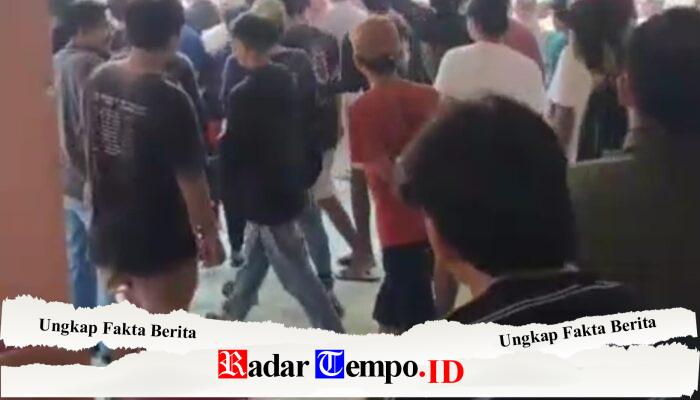 Pagi-pagi, suasana di sebuah rumah kos di Dusun Sidorukun, Desa Kertosono, Kecamatan Sidayu, Gresik, mendadak ramai.