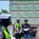 Satlantas Polres Gresik Tindak Tegas Truk Tanpa Terpal di Jalan Raya Pantura Gresik