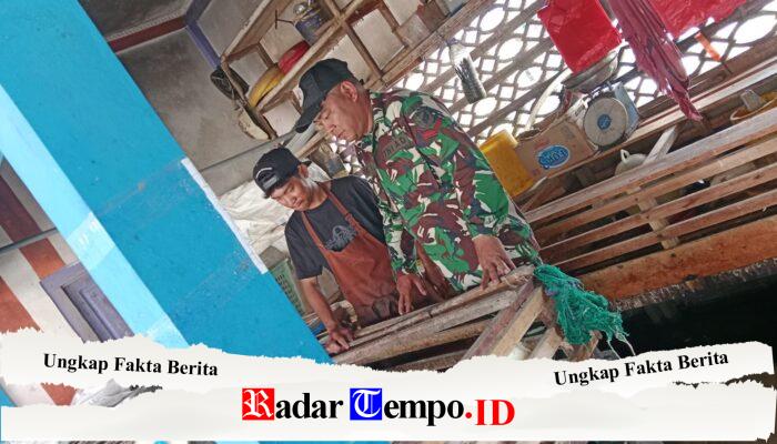 Anggota Koramil 1208-04/Jawai Melaksanakan Komsos Bersama Pedagang Ayam Potong