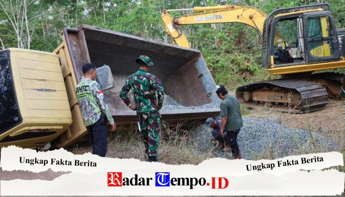 Truk Material Terperosok, Personel Kodim 1009/Tanah Laut Upayakan Evakuasi