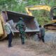 Truk Material Terperosok, Personel Kodim 1009/Tanah Laut Upayakan Evakuasi