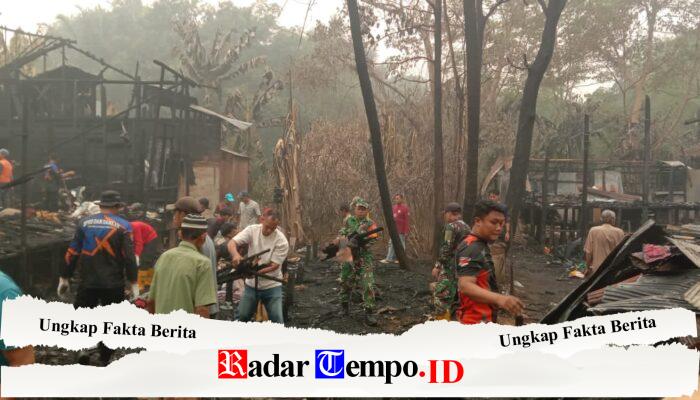 Koramil Pandawan Bersama Warga Bersihkan Puing Kebakaran di Desa Jaranih