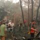 Koramil Pandawan Bersama Warga Bersihkan Puing Kebakaran di Desa Jaranih