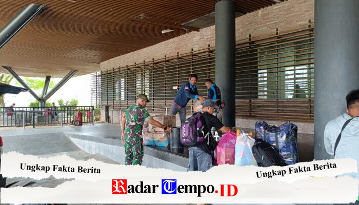 Perketat Pengawasan di Wilayah Perbatasan RI–Malaysia, Babinsa 02/Sjk Laksanakan Pengecekan Barang Bawaan Pelintas Batas