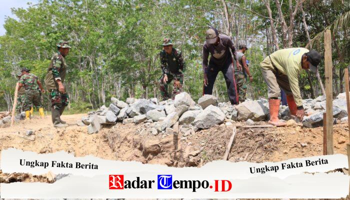 Berat Sama Dipikul, Ringan Sama Dijinjing! Tak Kenal Lelah, Satgas TMMD dan Warga Gotong Royong Dekatkan Material Box Culvert