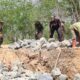 Berat Sama Dipikul, Ringan Sama Dijinjing! Tak Kenal Lelah, Satgas TMMD dan Warga Gotong Royong Dekatkan Material Box Culvert