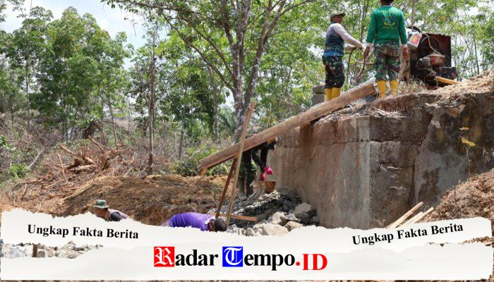 Perkuat Dasar Jembatan Beton, Satgas TMMD ke-130 Garap Pondasi Berukuran Besar