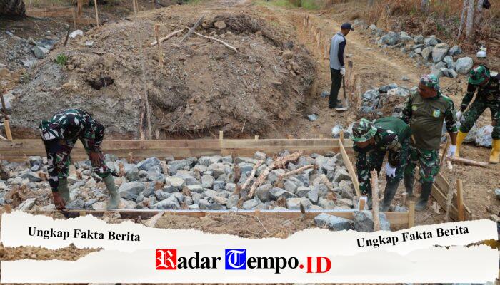 Pastikan Kokoh dan Tahan Lama, Satgas TMMD Kodim 1009/Tla Lakukan Penyusunan Batu Landasan Box Culvert