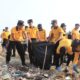 Green Policing : Polresta Tuban Bersihkan Sampah dan Tanam 200 Cemara di Pantai Jenu