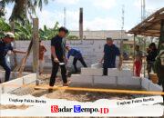 Kompaknya Warga Desa Karang Rejo Bantu Pemasangan Dinding Rumah Pak Sajimin Di Sasaran Bedah Rumah TMMD Ke-130 Kodim 1009/Tanah Laut