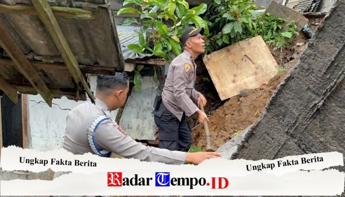Gerak Cepat Polres Lumajang Bantu Bersihkan Permukiman Terdampak Longsor di Pronojiwo